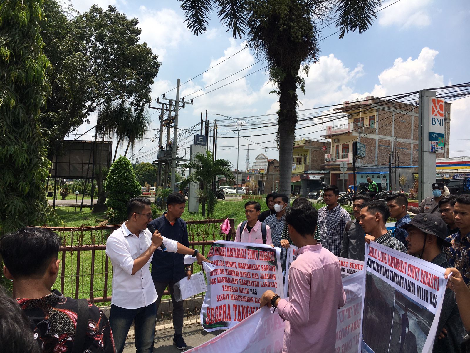 AMSUB Geruduk Poldasu : "Tangkap HSN Di Duga Pelaku Pengrusakan Dan Galian C Illegal Di Langkat"