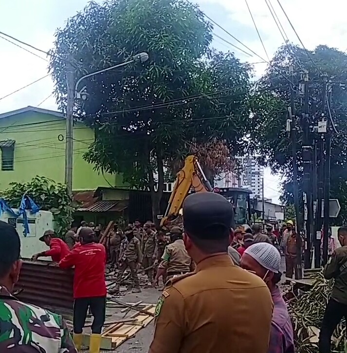Warga : Satpol PP Kota Medan "Sukses" Gusur Poskamling di Jl Selam Tapi Tutup Mata Kedei Tuak Diatas Drainase