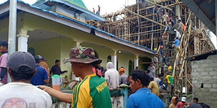 Personel Satgas Yonarmed 1 Kostrad Bantu Pembangunan Masjid di Seram Maluku
