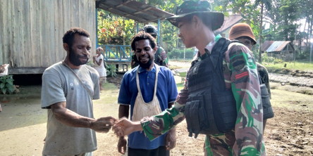 Sapa Warga Di Perbatasan Papua Lihat Keakraban Mereka Bersama Satgas Yonif 126/Kala Cakti