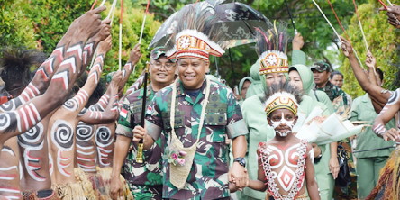 Meriah Oleh Prajurit Dan PNS Korem 174/ATW Sambut Meriah Kunjungan Pangdam XVII/Cenderawasih