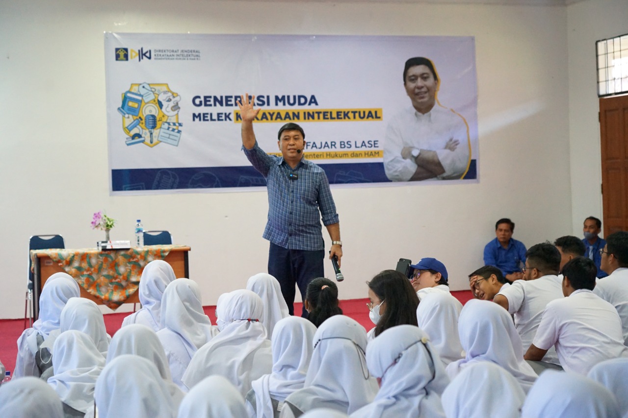 Kunjungi SMA Cendana Pekanbaru.  Fajar Lase Ajarkan Kreativitas Dalam Bentuk KI