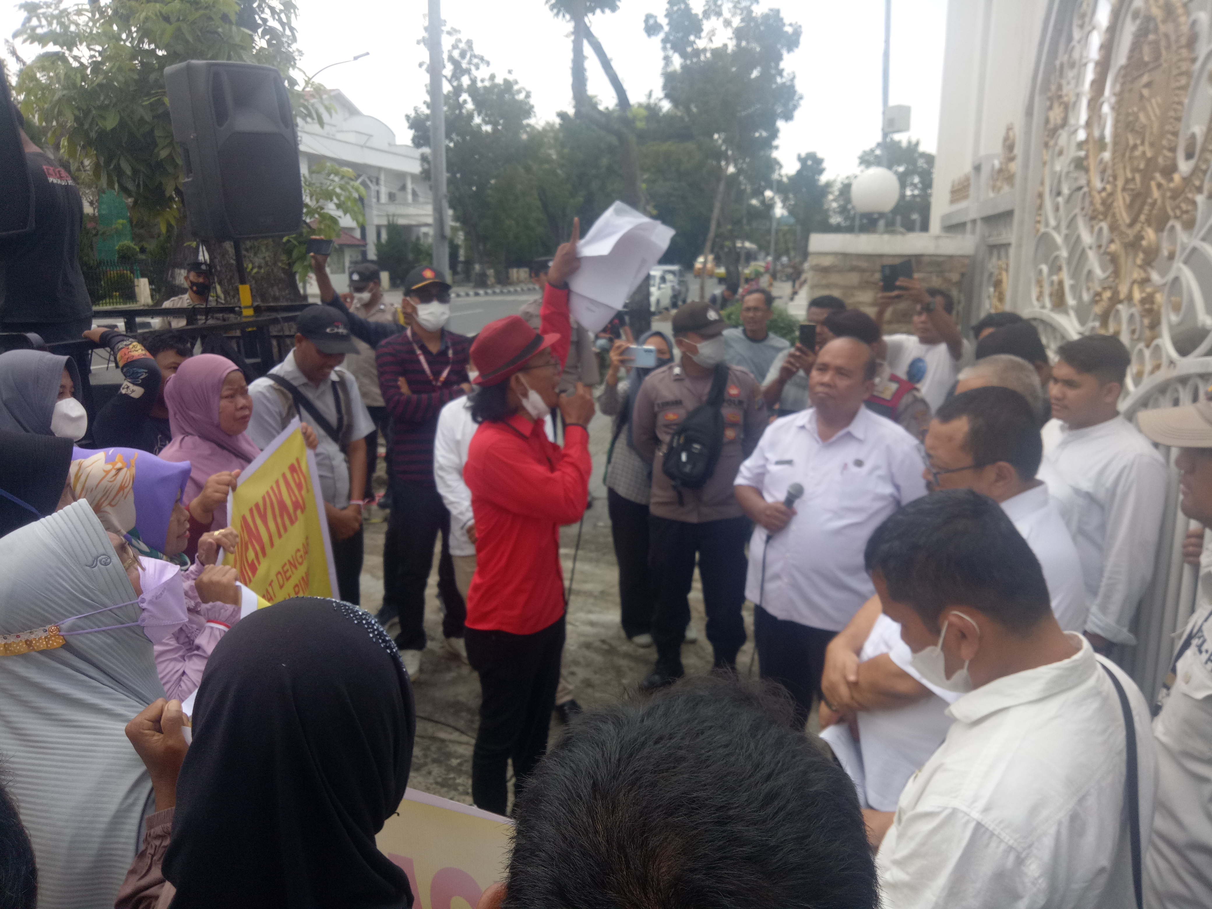 Bersama Pensiunan PT. PSU Anggota DPRD Batu Bara Ini Ikut Geruduk Kantor Gubsu