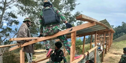 Satgas Yonif 203/AK Benahi Pasar Popome Bersama Masyarakat