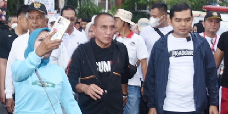 Usai Melepas Peserta, Gubsu Ikut Jalan Santai Bersama Relawan Prabowo Subianto
