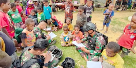 Abang-abang TNI Ajak Anak-Anak Pegunungan Tengah Papua Belajar dan Bermain