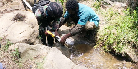 Kesulitan Air Di Desa Yumaneri Teratasi Berkat Prajurit Ini