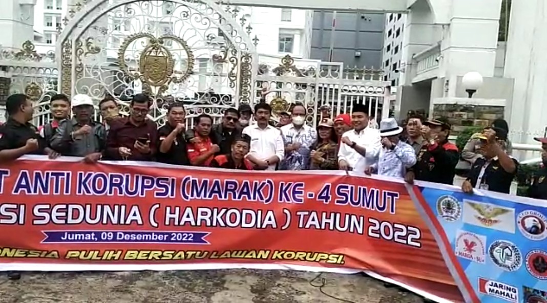 Walau Hujan Tak Menyurutkan MARAK SUMUT Ke 4 Peringati HAKORDIA 2022 Di Depan Kantor GUBSU