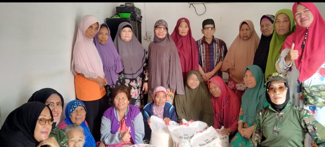 Di Hari Ibu Srikandi DPD LSM Penjara PN Sumut Berbagi Beras Satu Ton Ke Lansia