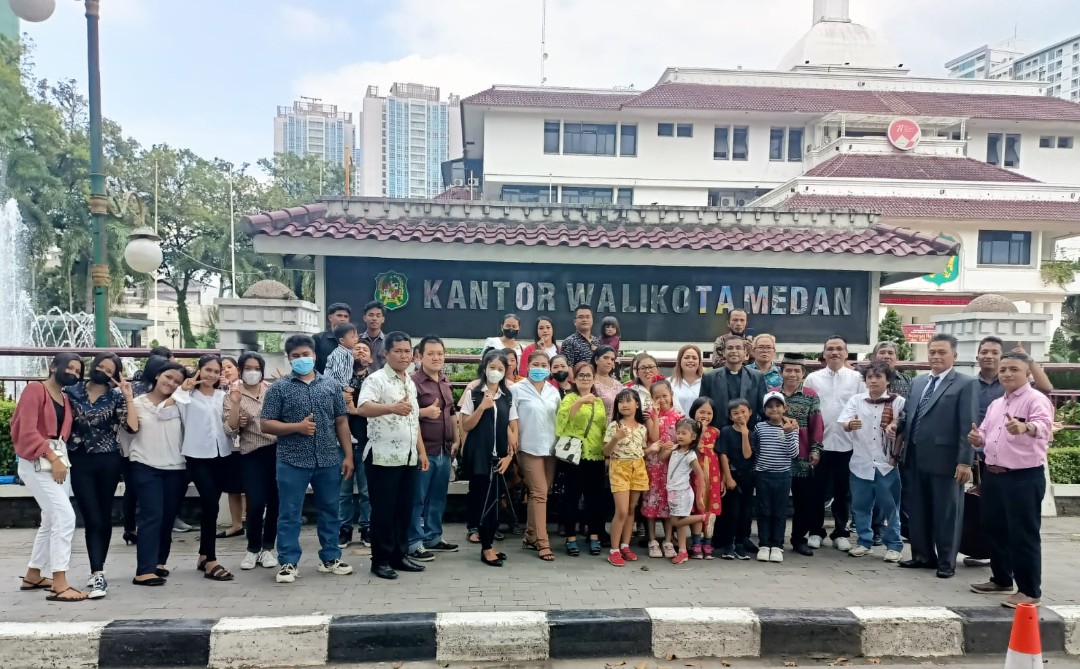 Pertama Kali Di Medan, Trotoar Di Depan Kantor Walikota Di Jadikan Tempat Ibadah Jemaah GEKI