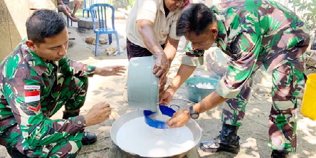 Berkat TNI, Kini Warga Desa Allang Asaude Sudah Tahu Buat Minyak Kelapa