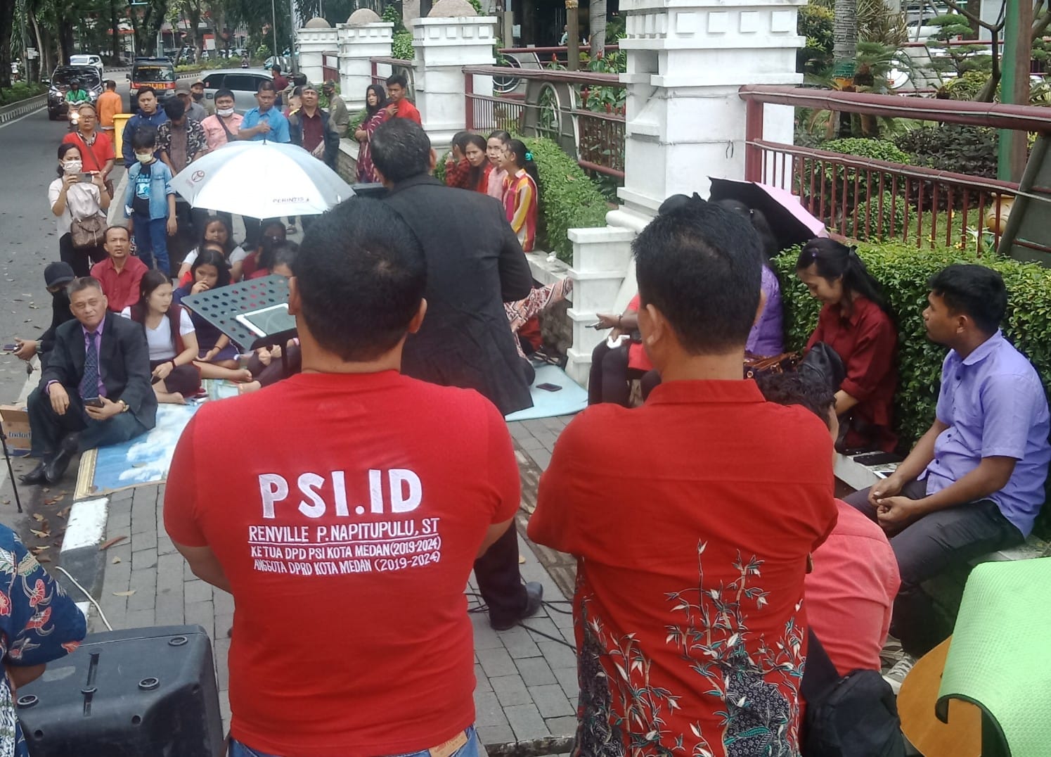 Renville Napitupulu Ketua PSI Medan Hadir Saat Jemaah Geki Beribadah Ke - 4 Di Depan Kantor Walikota