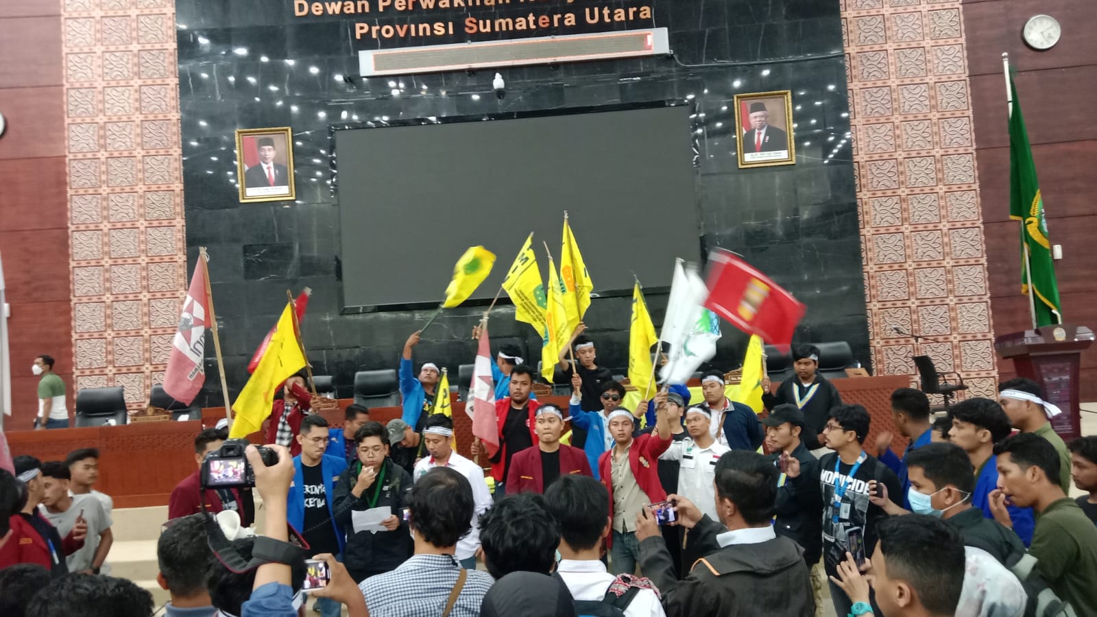 Tolak Perppu Nomor 2 Tahun 2022, Mahasiswa Duduki Ruang Paripurna DPRDSU