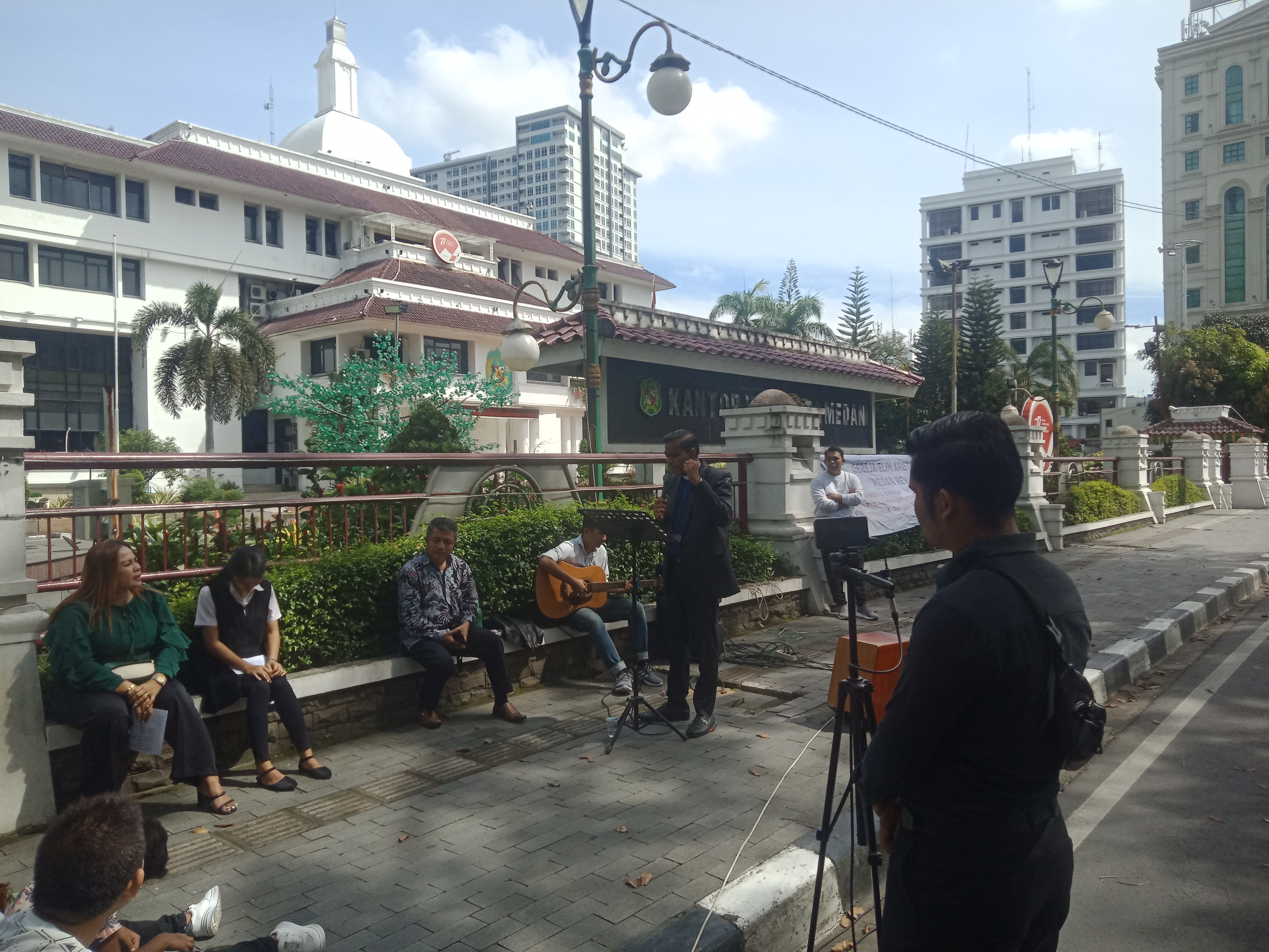 Jemaah GEKI Beribadah Di Depan Kantor Walikota Medan, Bobby: Tidak Boleh Ada Larangan Beribadah dan Mendirikan Rumah Ibadah