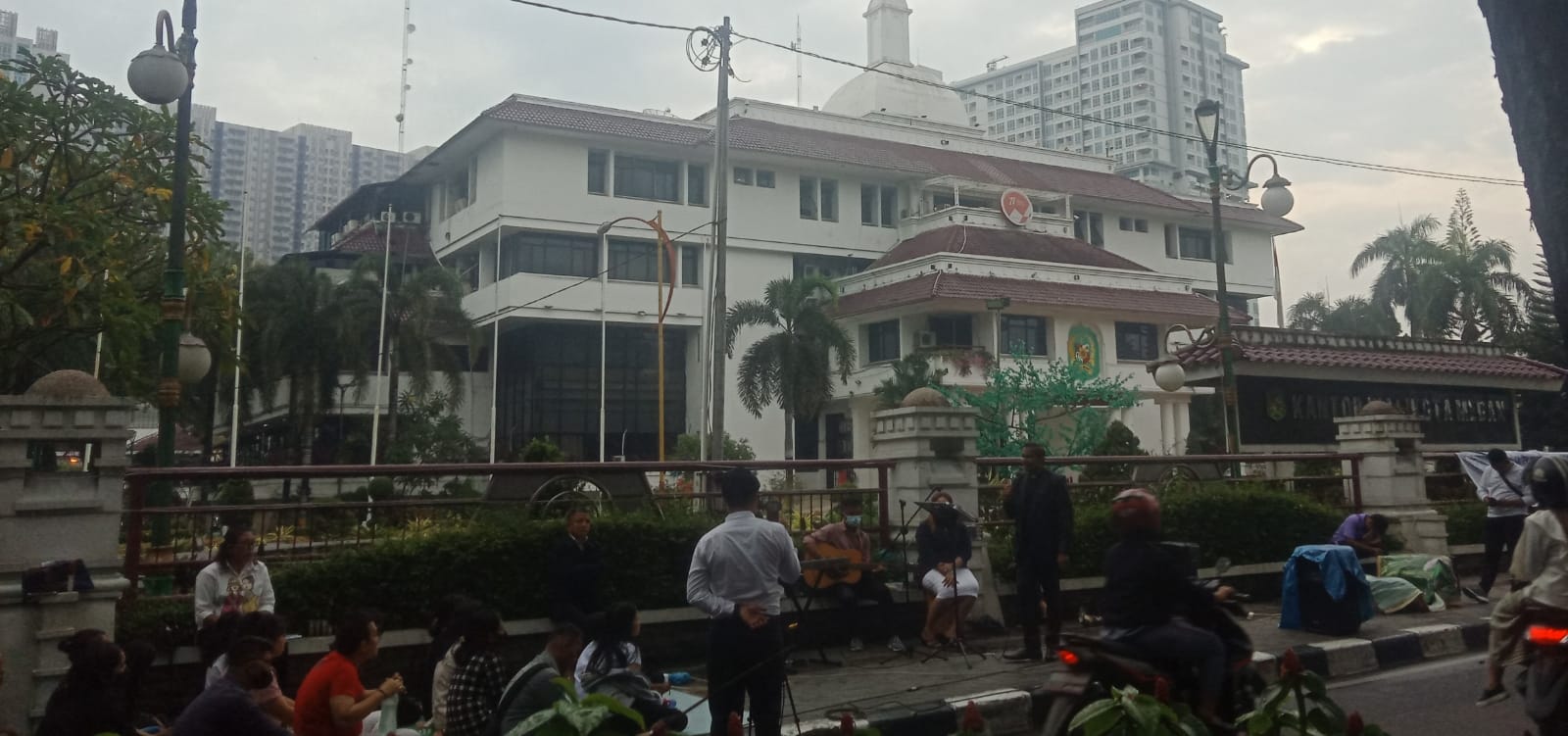 Minggu Ke - 6, Jemaah GEKI Masih Beribadah Diatas Trotoar Kantor Walikota Medan, Warga Medan : Mau Sampai Kapan?