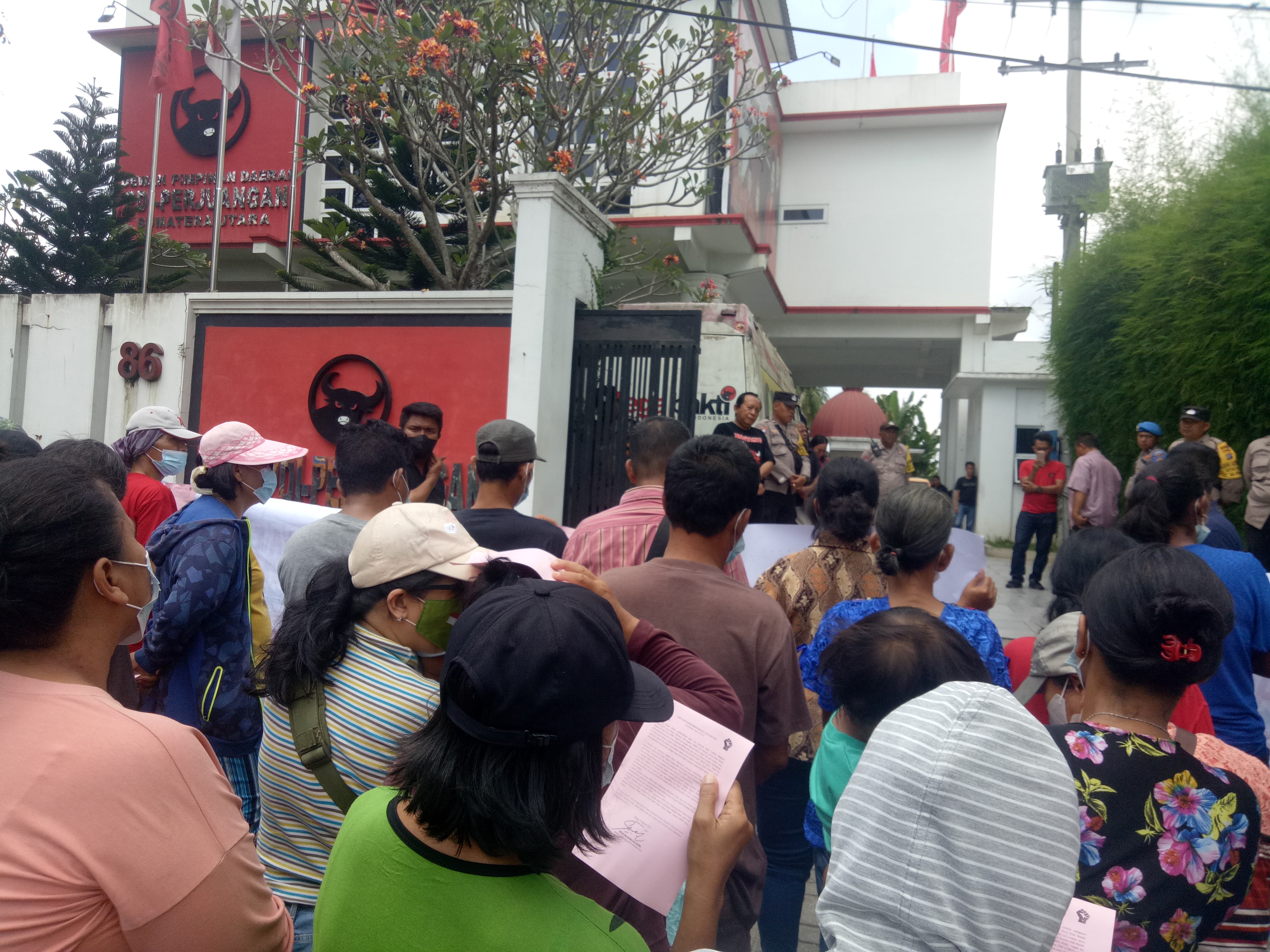 Minta David Sinaga Di Copot, Kantor PDI P Sumut Di Geruduk Massa, Rapidin Simbolon Bungkam