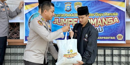 Salurkan Bantuan Sembako, Tim Jumpe Romansa Polda Riau Kunjungi Masjid dan Mushola
