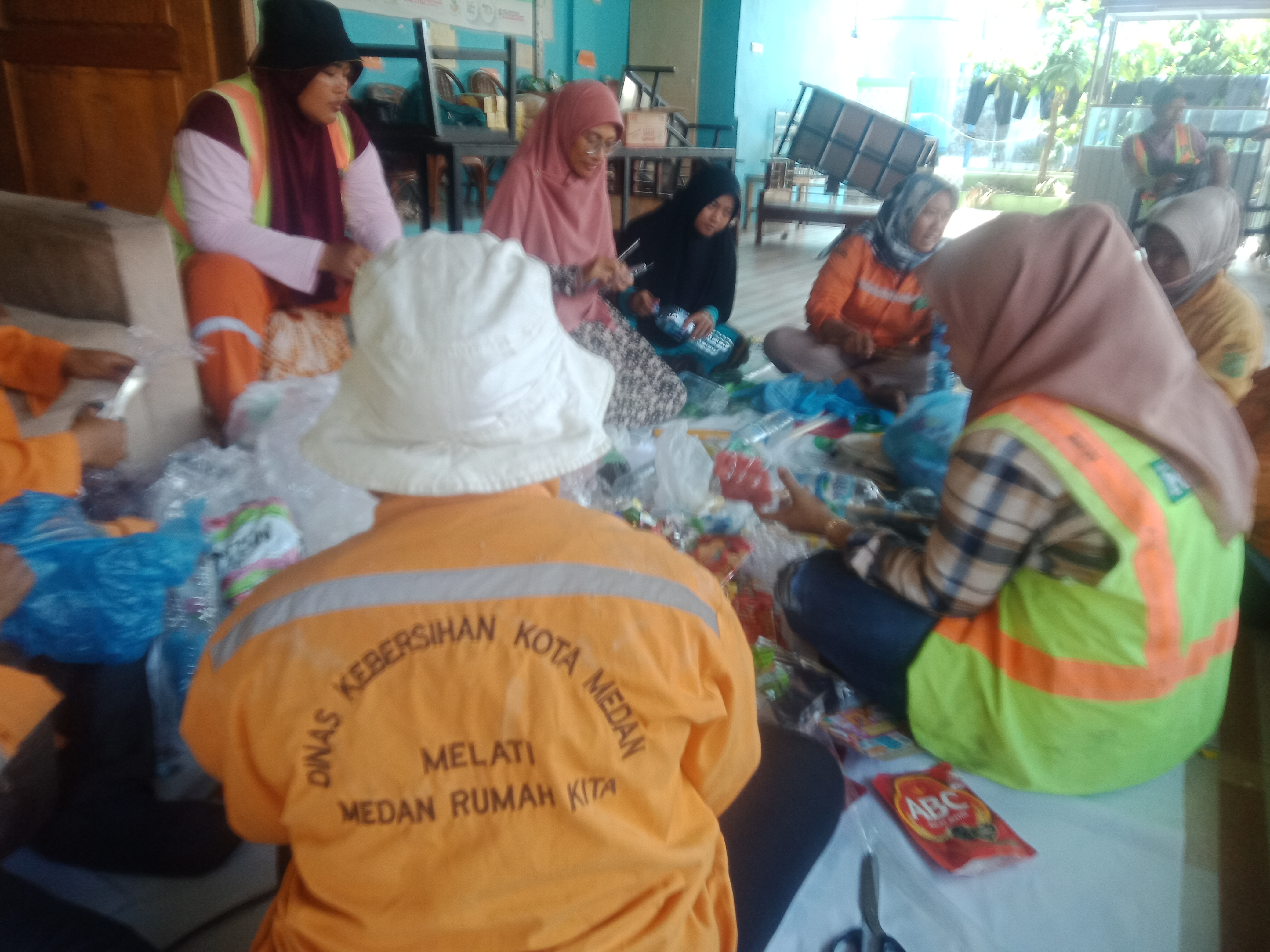 Jelang Hari Bumi, Bank Sampah Puri Zahara 2 Buat Pelatihan Ecobrick Bersama Pasukan Melati Medan Tuntungan