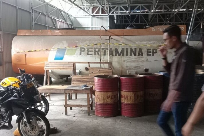 Usut Asal - Usul BBM Di Gudang Solar Yang Di "Bekingi" AKBP AH, Netizen : Kok Ada Tangki Pertamina