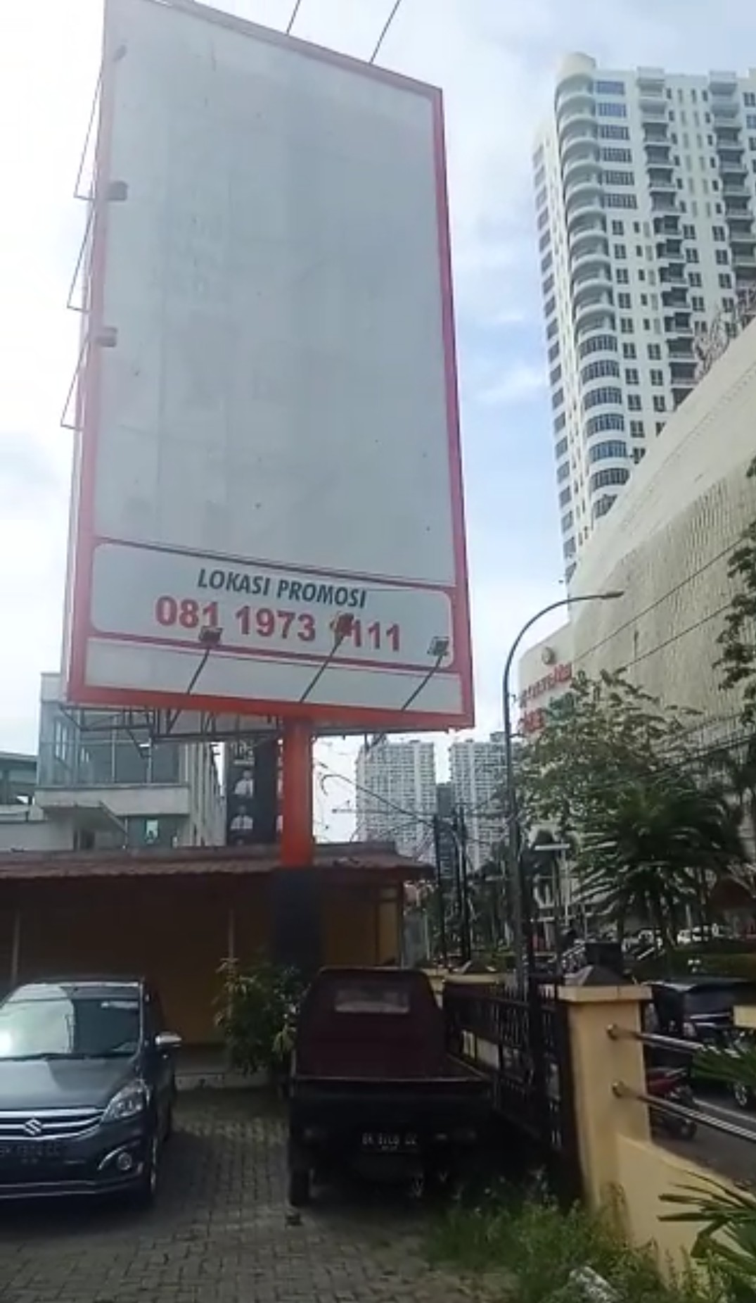 Ingin Konfirmasi Terkait Papan Reklame Illegal, Wartawan dan Satpam DPMTPSP Kota Medan Adu Mulut