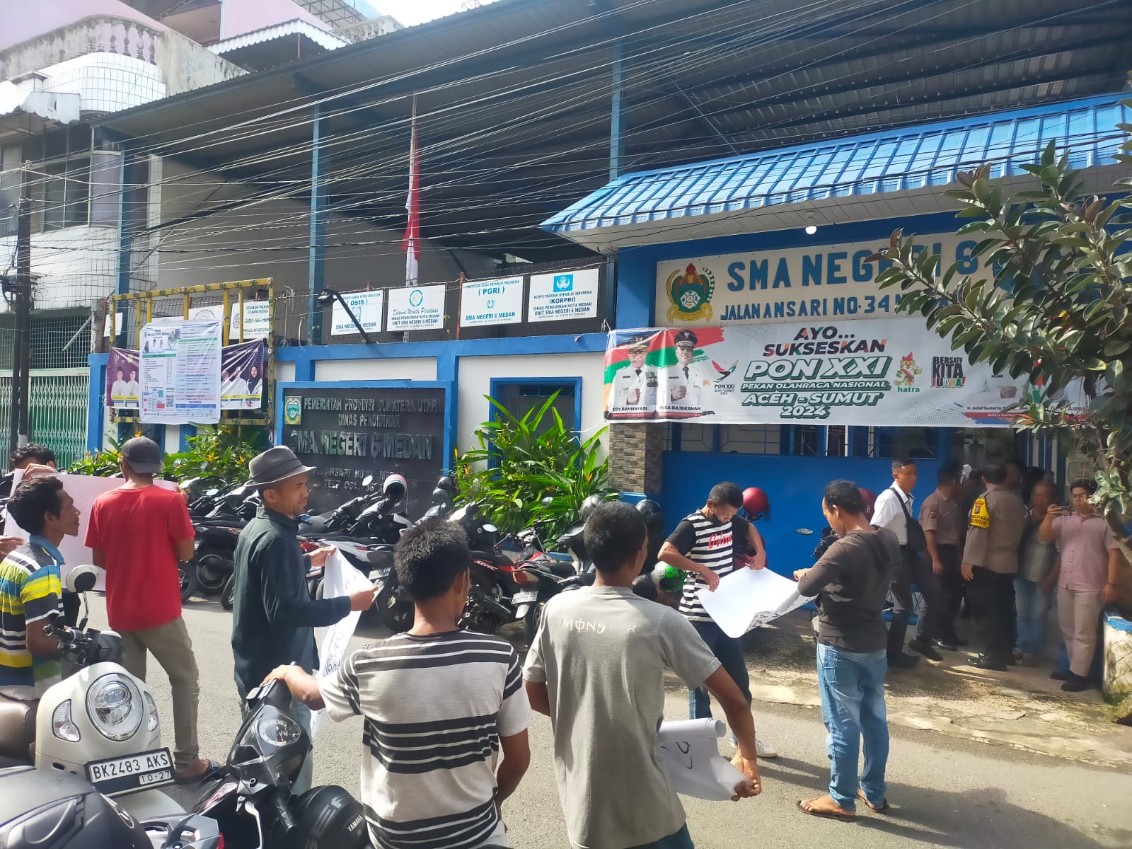 Liput Aksi Demo "Copot" Kepsek SMAN 6 Medan, Wakepsek Sebut Wartawan Abal - Abal