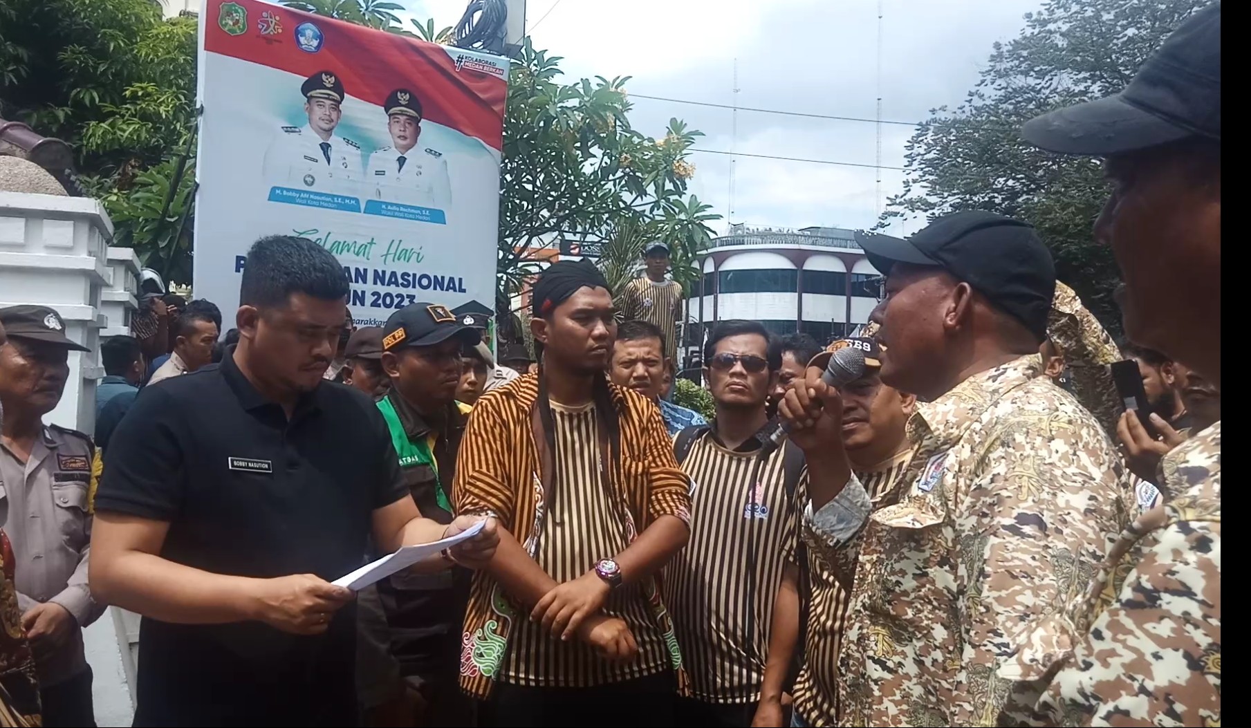 Tak Di Terima Kadis PU, Aksi Demo Satgas Senopati Pujakesuma Kota Medan Di Terima Walikota