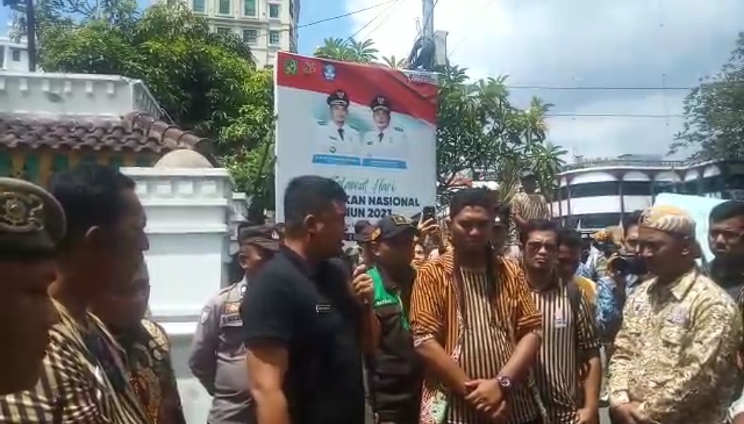 Di Depan Pendemo Bobby Nasution Sebut Sudah Memberhentikan Kadis Dongoran Buntut Proyek Lampu Pocong Gagal 