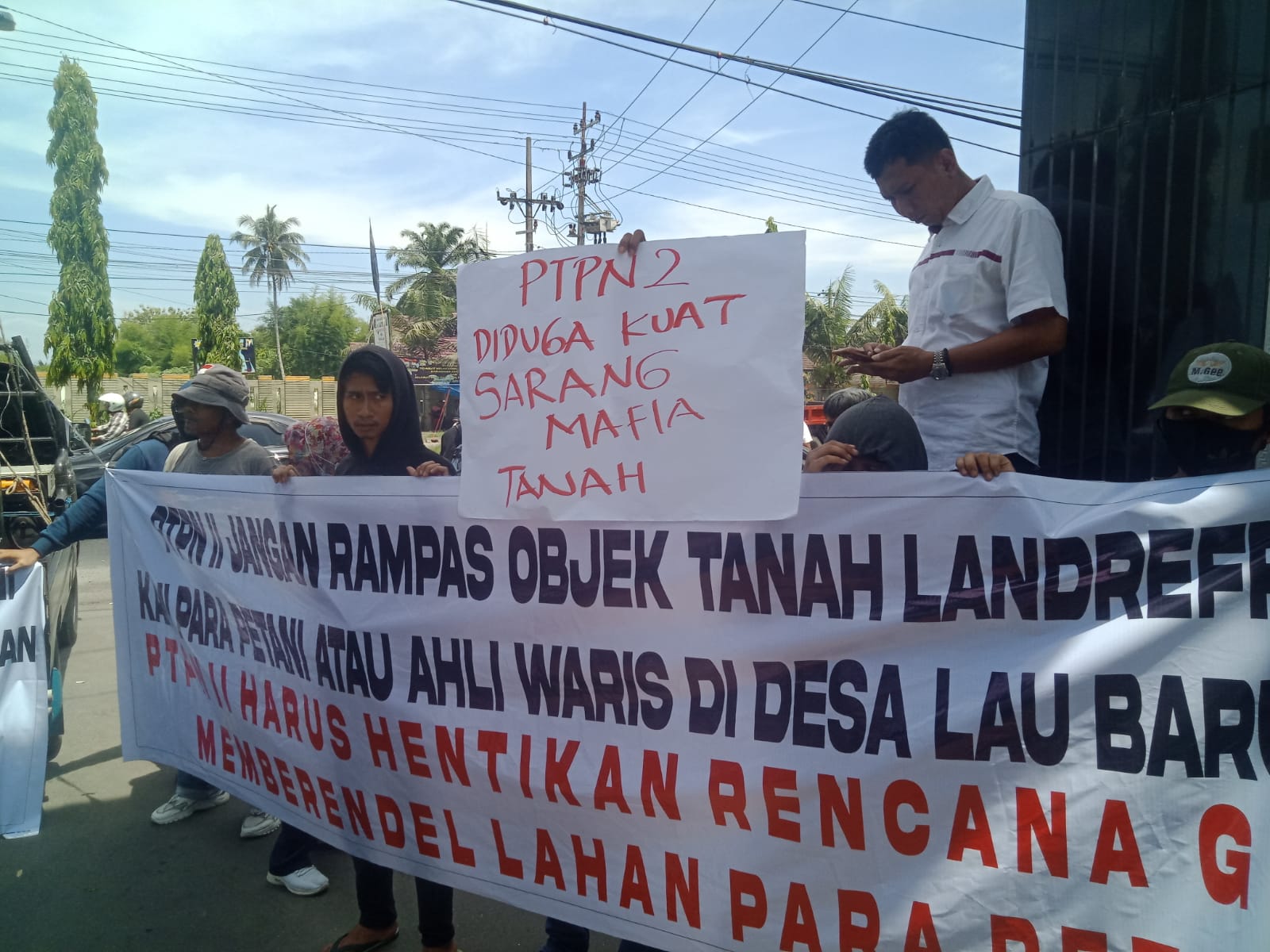 Geruduk PTPN 2 Dan Kantor Bupati Deli Serdang, Ratusan Petani Dan ALMISBUN Tuntut Hentikan Pembredelan Lahan Desa Lau Barus