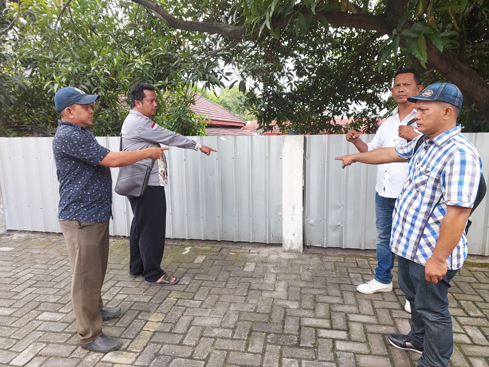 Caleg PSI Dengar Keluhan Warga : Demi Kepentingan Bisnis Lahan Parkir Big White Coffee Akses Rumah Warga Di Tutup