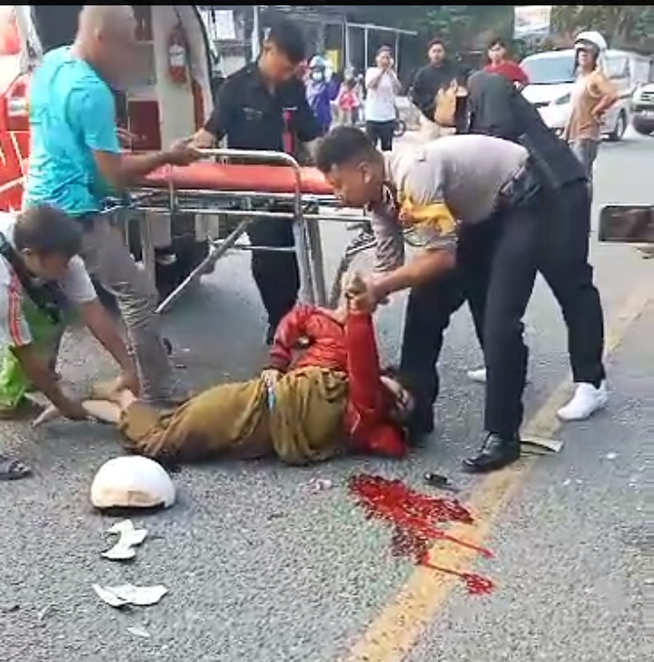 Viral.. Detik-Detik Bhabinkamtibmas DiRohil Angkat Seorang Wanita Dari Tabrakan Maut! Lihatnya Takut