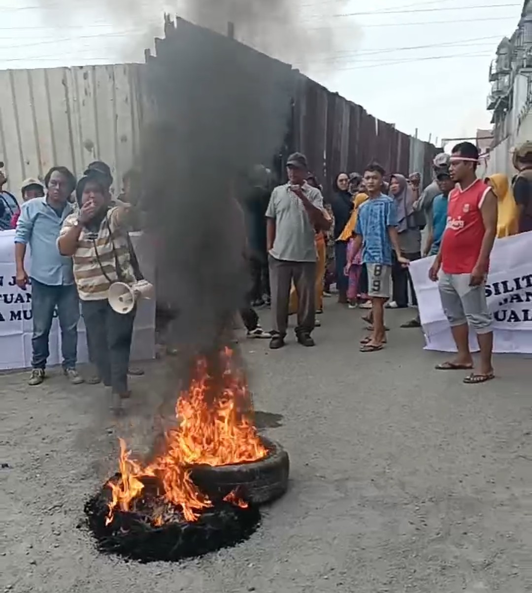Warga Bakar Ban Tolak Penutupan Aset Milik Negara Oleh Satpol Deli Serdang Yang Dibeli Oleh PT Latexindo Toba Perkasa
