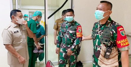 Didampingi Dandim 1710/Mimika , Danrem 174/ATW Berbincang dengan Pasien Bibir Sumbing