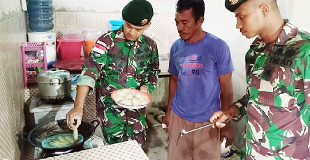 Satgas Yonarmed 1 Kostrad Ajarkan Buat Makanan Olahan