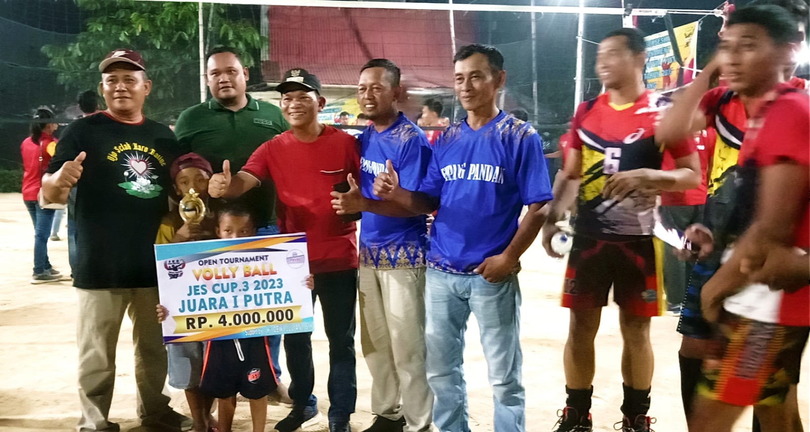 Sponsor Turnamen Volley Ball "JES CUP " Dewi Juliani SH Berikan Selamat Kepada Sang Juara