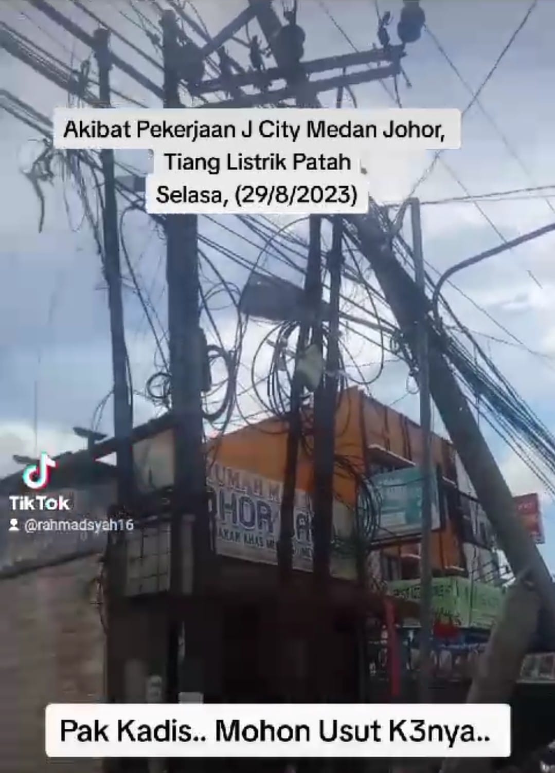 Kadisnaker Sumut Di Minta Usut K3 Pembongkaran Pintu Masuk J City Medan Johor Makan Badan Jalan Hingga Tiang Listrik Patah
