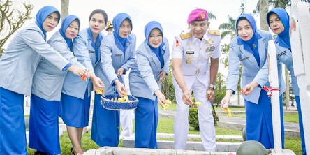 Danlantamal IX Ziarah Ambon Tabur Bunga di Taman Makam Pahlawan Kapahaha Kota Ambon