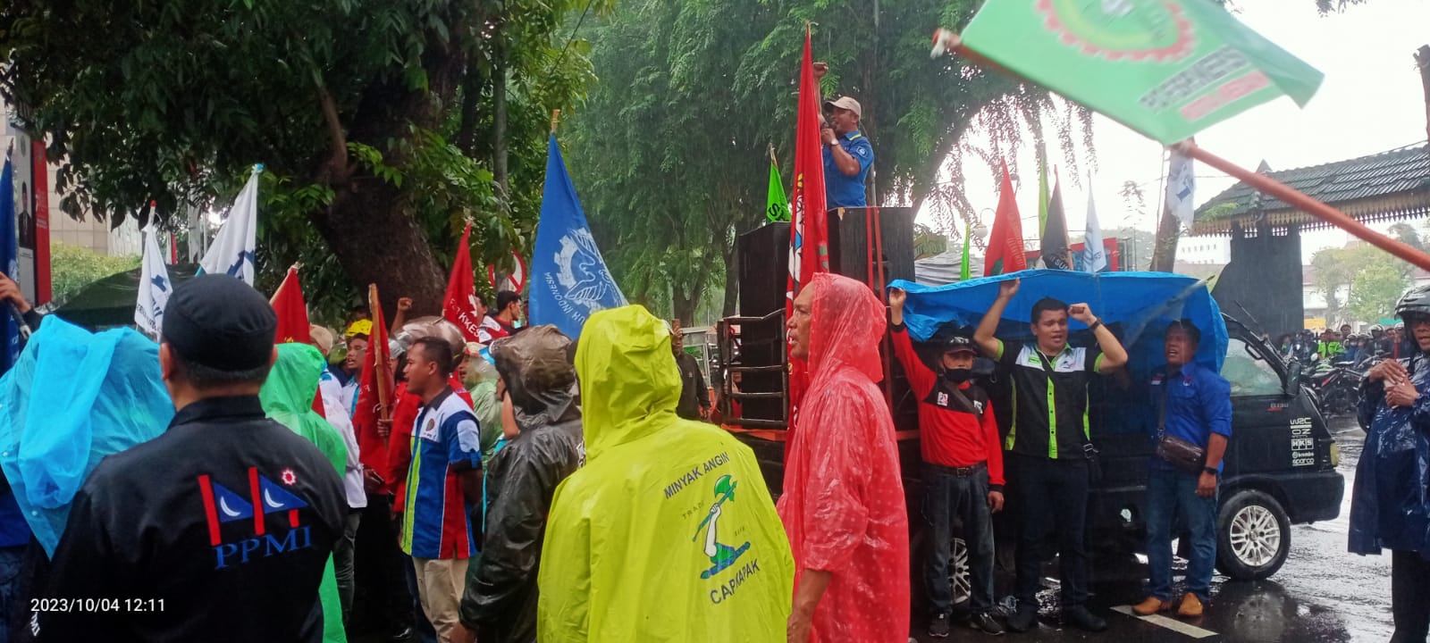 Walau Hujan Tapi GEBBRAK Tetap Semangat Menuntut Kenaikan UMP  dan UMK Sebesar 20 Persen Di Saat Buruh Menderita