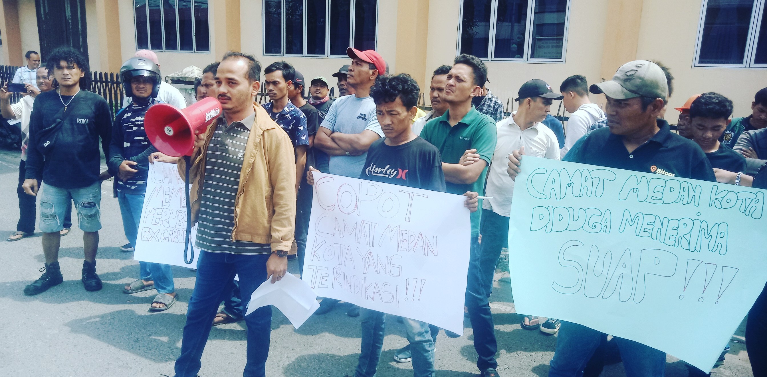 Camat Medan Kota Di Duga Membekingi Bangunan Ex Garuda Plaza Hotel, Masyarakat Taat Hukum Medan Kota Geruduk Kantor Camat