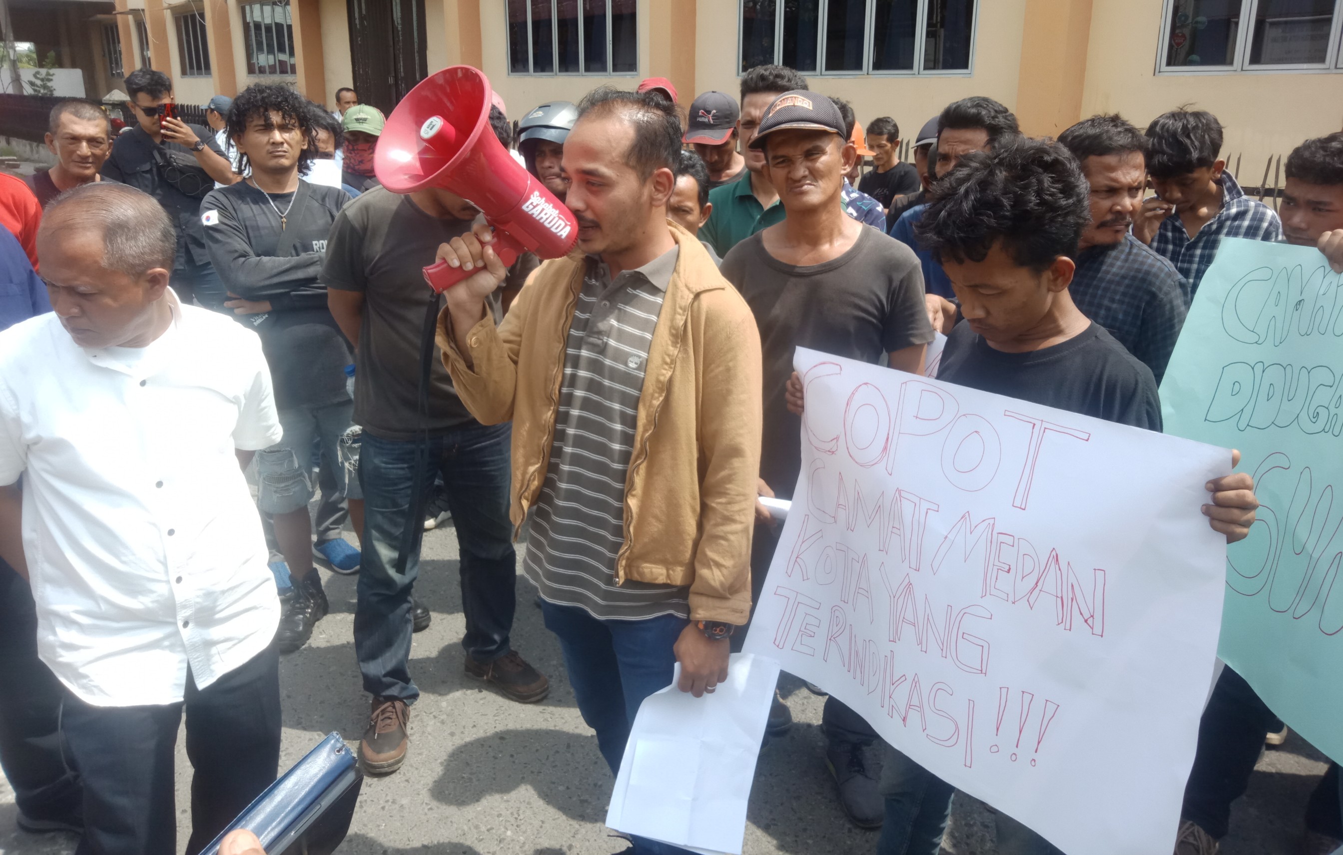 Sudah Di SP 2 Oleh PKPCKTR, Masyarakat Taat Hukum Medan Kota Geruduk Kantor Camat Minta Stop Ex Bangunan Garuda Plaza Hotel 