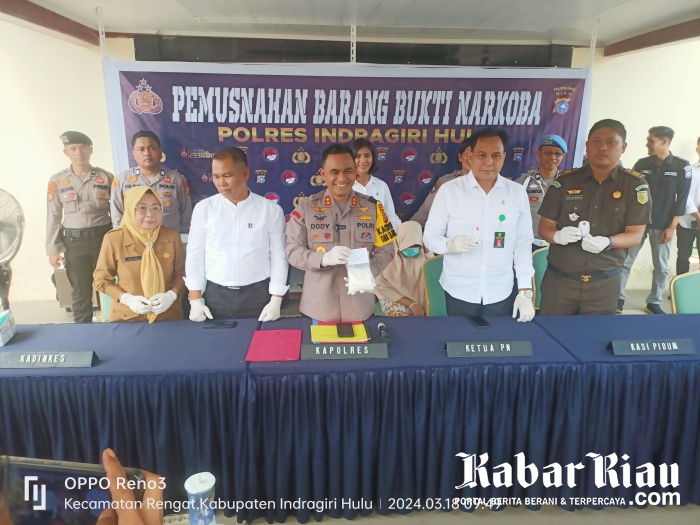 Dicampur Deterjen, Polres Inhu Musnahkan Ratusan Gram Sabu