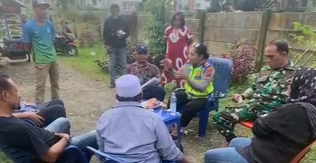 Tak Mau Bela Yang Salah, Pengacaranya Ashari Robek Surat Kuasa di Depan Unsur Muspika Medan Tuntungan Dan Warga 