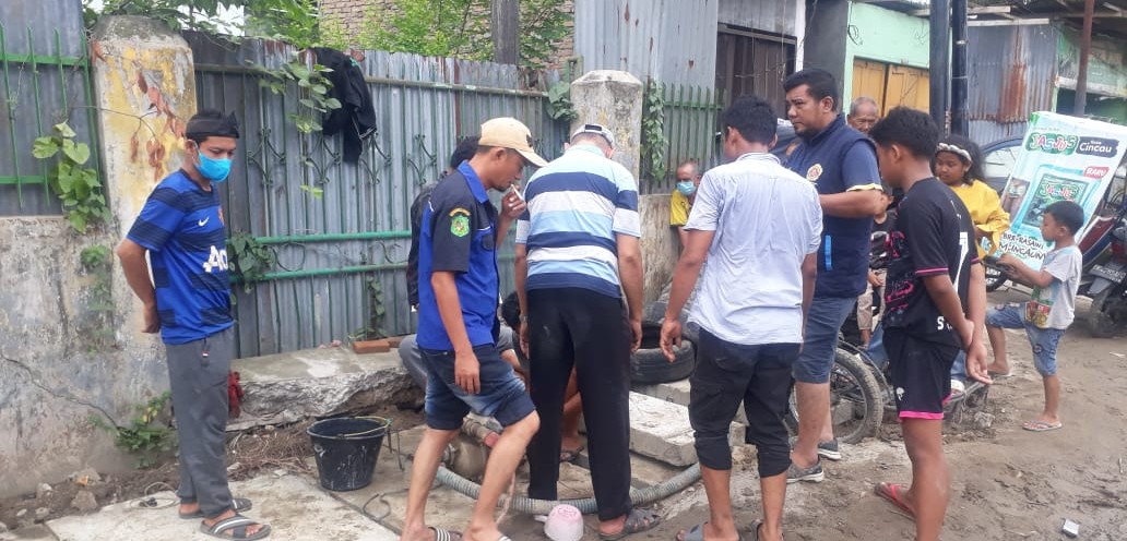 Atasi Debu, Karang Taruna Medan Kota dan Masyarakat Melakukan Penyemprotan Air Dampak Pekerjaan Dranase Di Jl. pelajar 