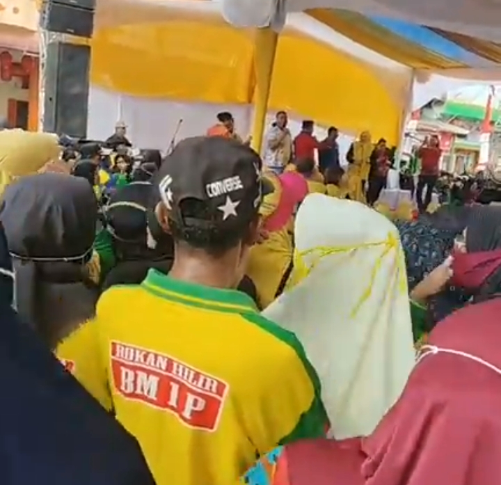 WADUH !!! Ribuan Pendukung Paslon Afrizal Sintong SIP MSi - Setiawan Diramaikan Honorer Dan Perangkat Desa, Abdul Rab Sudah Tidak Dapat Akal