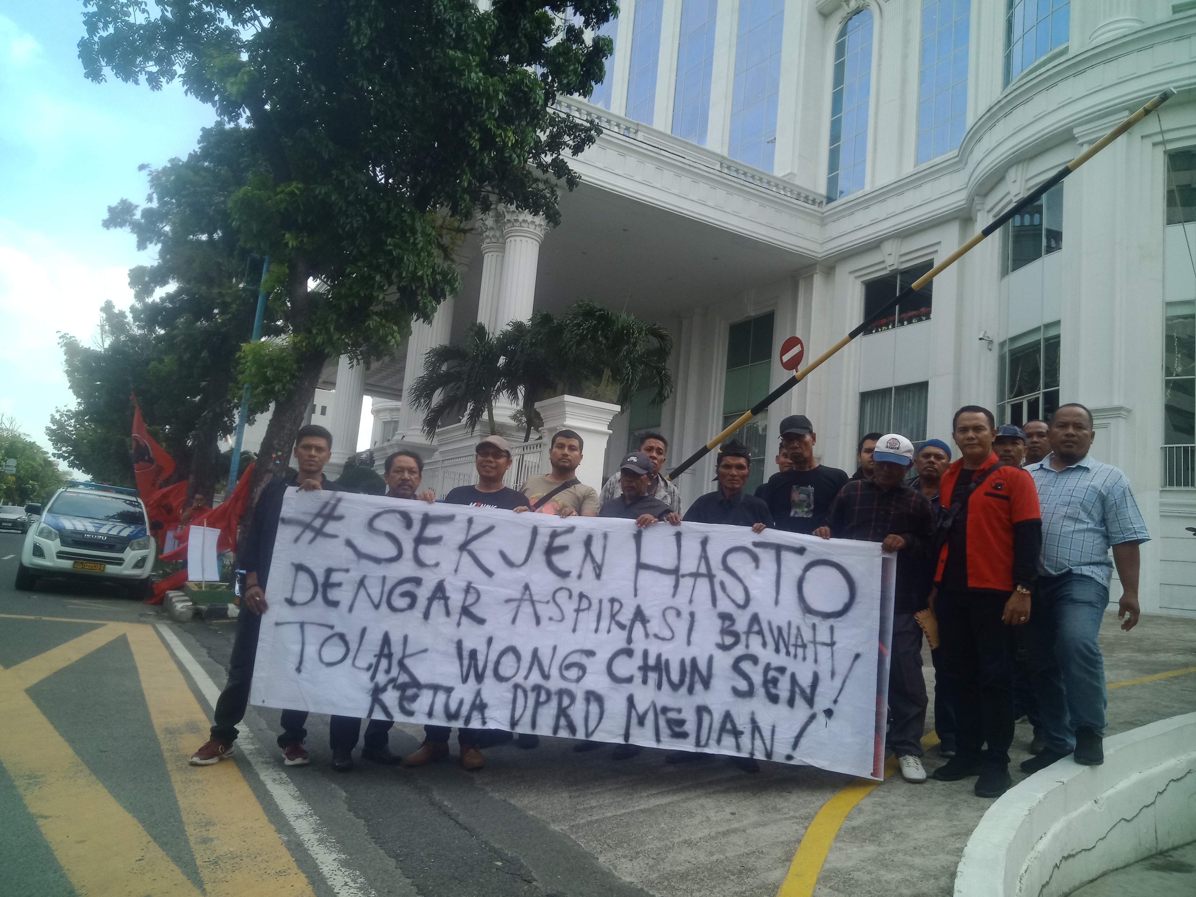 Elemen Loyalis PDI P Datangi Acara Rakerda Di Hotel Adimulia "Tolak Wong Cun Sen Menjadi Ketua DPRD Medan"