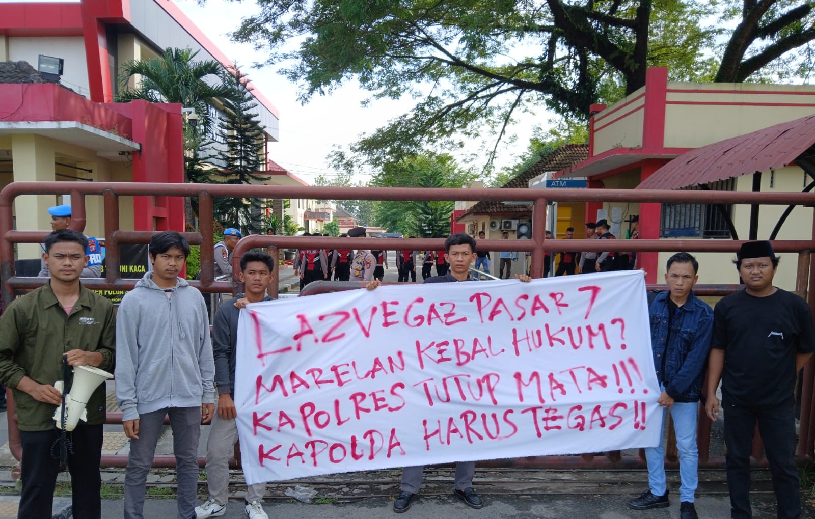 Mapoldasu Di Geruduk Massa, "Lokasi Judi Lazvegaz Pasar 7 Marelan Kebal Hukum? Di Duga Kapolres Tutup Mata!! Kapoldasu harus tegas!!"