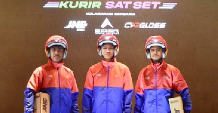 JNE Luncurkan Jaket dan Helm Kolaborasi bersama EIGER Tropical Adventure dan Cargloss Helmets