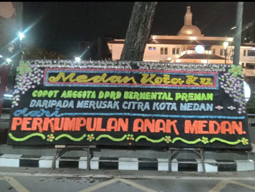 Viral Adu Jotos Sesama Anggota DPRD Medan, Siangnya Di Geruduk Massa, Malamnya Di Kirimin Karangan Bunga