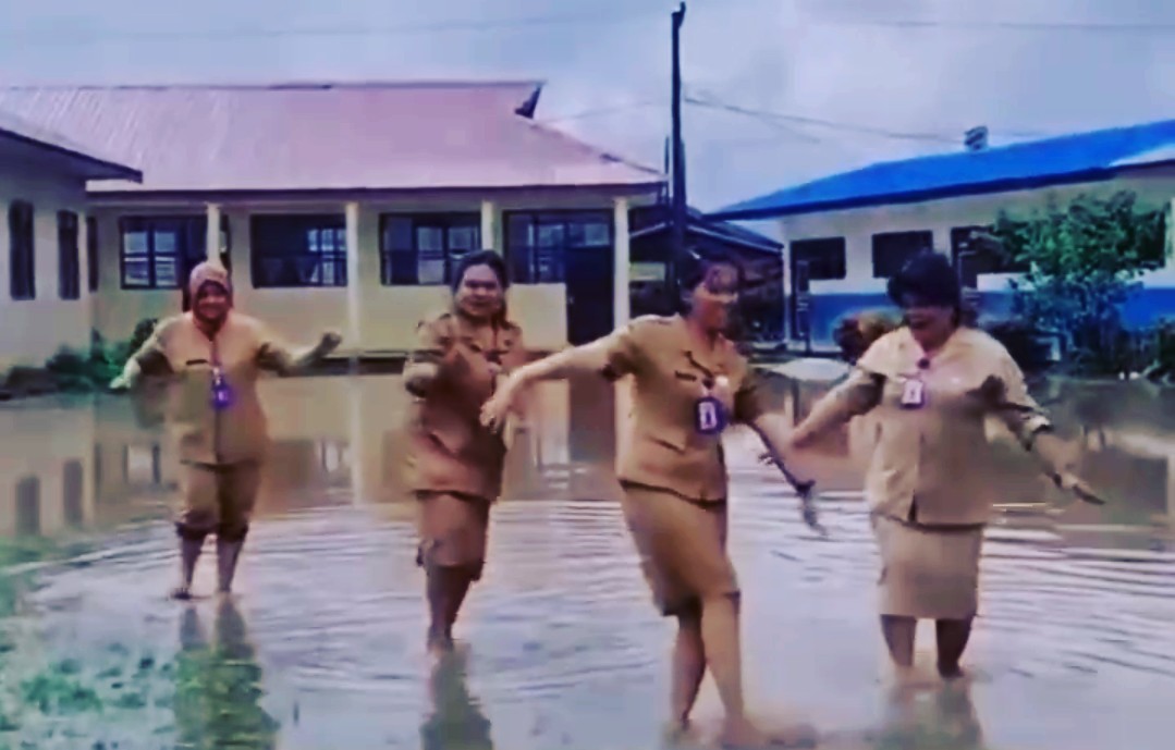 Kepsek SD di Karo Sumatera Utara Di Copot Gegara Viralkan Banjir Di Halaman Sekolah