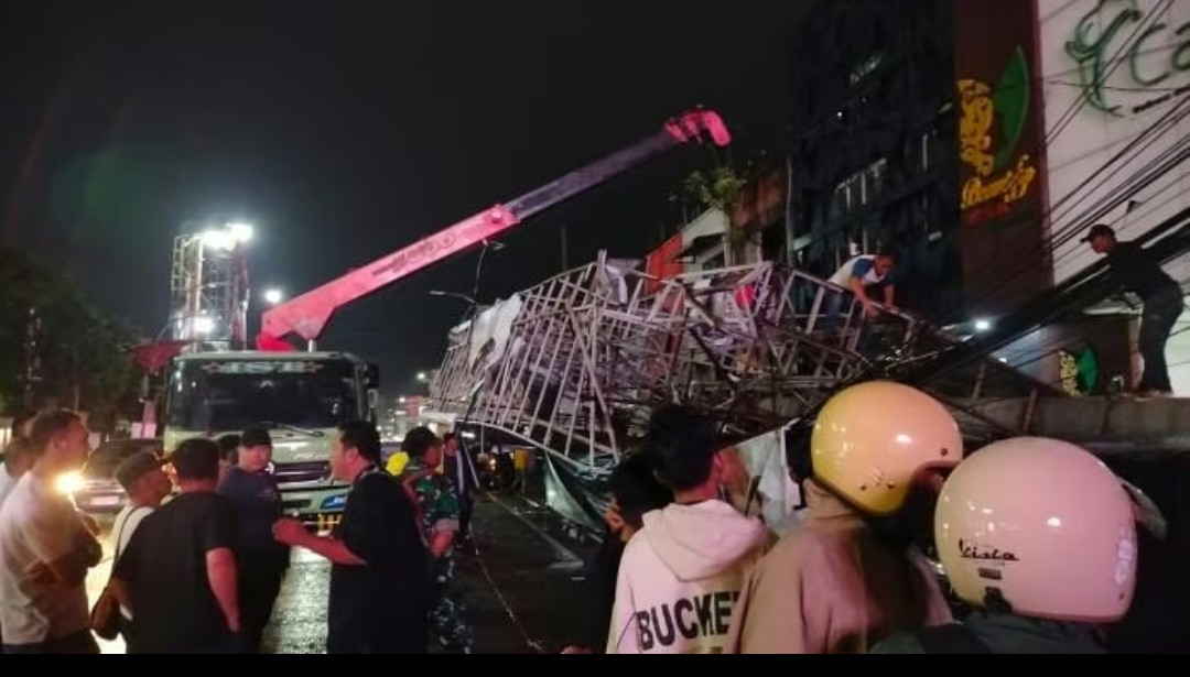 Kota Medan "Hutan" Reklame, Makan Korban, Polisi Diminta Usut Tumbangnya Papan Reklame di Jl H. Zainul Arifin Depan Cambridge  