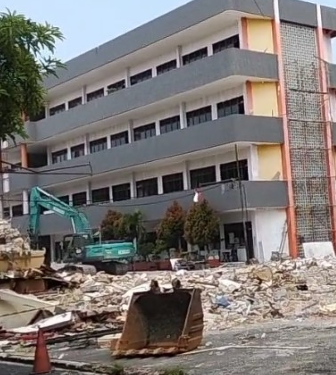 Di duga Tanpa PBG, Bangunan ITM Gedung Arca Kota Medan Dirobohkan Alat Berat, PAD Bocor, Di Minta Transparansi Penjualan Aset Pendidikan